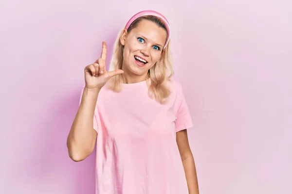 Hermosa Mujer Rubia Caucásica Con Camiseta Rosa Casual Sonriendo Con —  Fotos de Stock