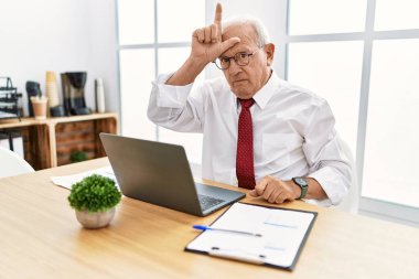 Ofiste çalışan son sınıf öğrencisi bilgisayar kullanıyor. Alnında parmak olan insanlarla dalga geçiyor. Ezik hareketler yapıyor, alay ediyor.. 