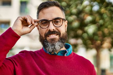 Genç İspanyol yönetici şehirde mutlu bir şekilde dikiliyor..