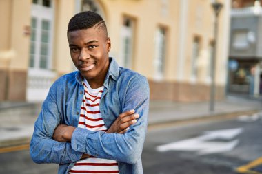 Genç Afro-Amerikan adam, mutlu bir şekilde gülümsüyor..