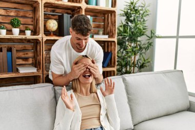 Adam evde gözleri olan sevgilisine sürpriz yapıyor..