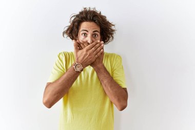 Tecrit edilmiş arka planda duran genç İspanyol adam yanlışlıkla ağızlarını kapatarak şok geçirdi. gizli kavram. 