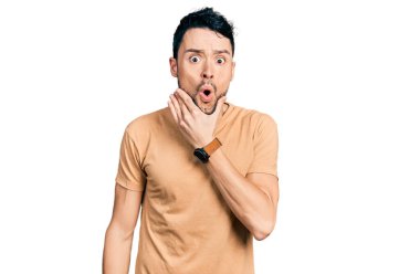 Sakallı, sıradan tişörtlü İspanyol bir adam. İnançsızlıktan, şaşkınlıktan ve elleri çenesinde olan şaşkınlıktan büyülenmiş görünüyor. 