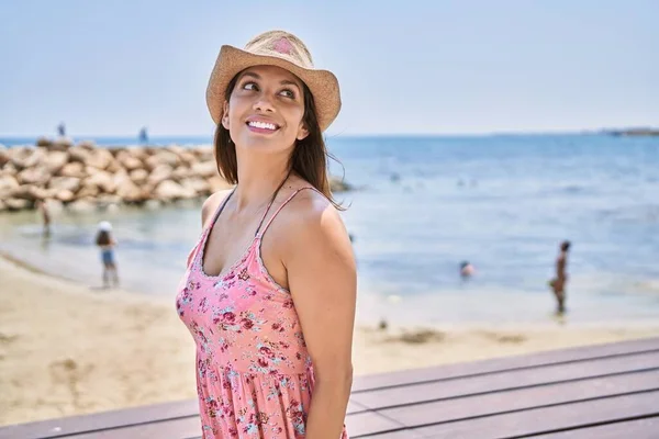 Brunette Wanita Menikmati Hari Musim Panas Pantai — Stok Foto
