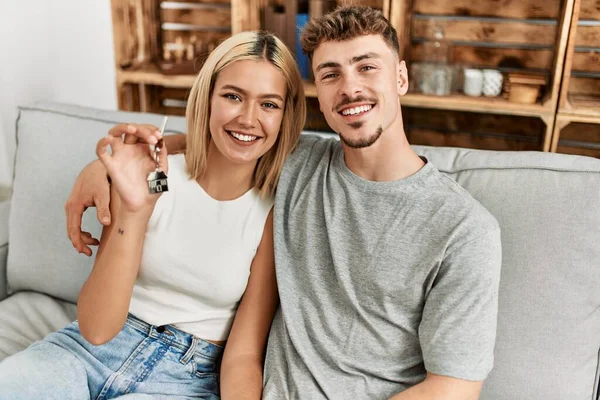 Unga Kaukasiska Par Ler Glad Innehav Nyckel Till Nya Hem — Stockfoto