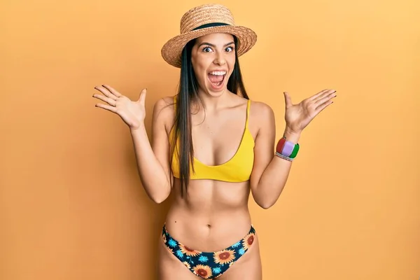 Ung Latinamerikansk Kvinna Bikini Och Sommarmössa Firar Galet Och Förvånad — Stockfoto