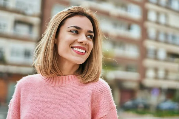 Jovem Caucasiana Sorrindo Feliz Cidade — Fotografia de Stock