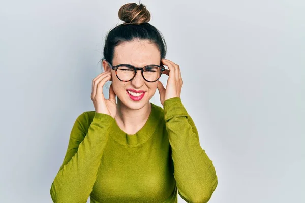 Jong Latijns Amerikaans Meisje Draagt Casual Kleding Glazen Die Oren — Stockfoto