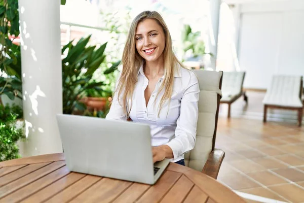 Mujer Rubia Joven Sonriendo Feliz Usando Ordenador Portátil Trabajando Terraza — Foto de Stock