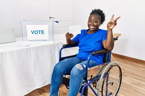 Mujer Africana Joven Sentada Silla Ruedas Votando Poniendo Sobre Las —  Fotos de Stock