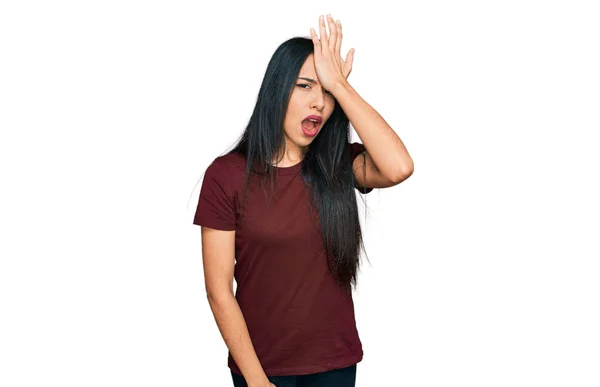 Junge Hispanische Mädchen Lässigem Shirt Überrascht Mit Der Hand Auf — Stockfoto