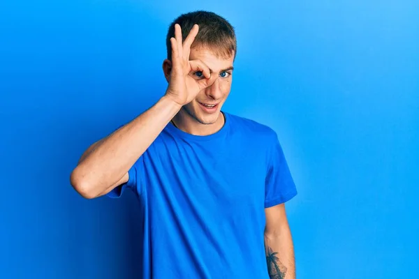 Junger Kaukasischer Mann Lässigem Blauem Shirt Macht Geste Mit Lächelnden — Stockfoto