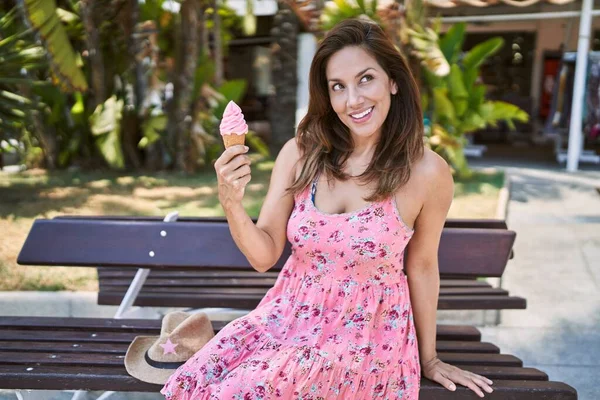 Brunette Femme Profiter Une Journée Été Assis Sur Banc Parc — Photo