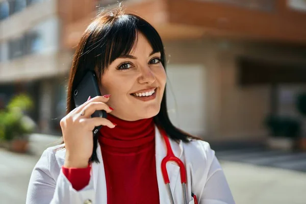 Ung Brunett Kvinna Bär Läkare Uniform Talar Telefon Staden — Stockfoto