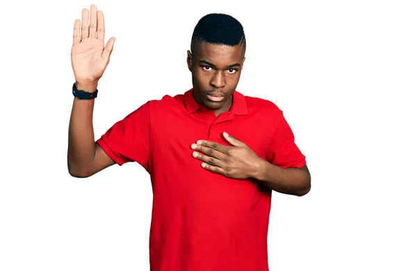 Jovem Afro Americano Vestindo Casual Camiseta Vermelha Jurando Com Mão — Fotografia de Stock