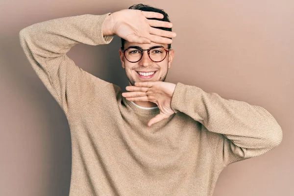 Jovem Hispânico Vestindo Roupas Casuais Óculos Sorrindo Alegre Jogando Espreitar — Fotografia de Stock