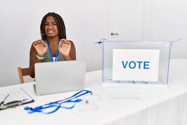 Młoda Afroamerykanka Pracująca Wyborach Politycznych Siedząca Głosowaniu Odrażająca Ekspresja Niezadowolona — Zdjęcie stockowe