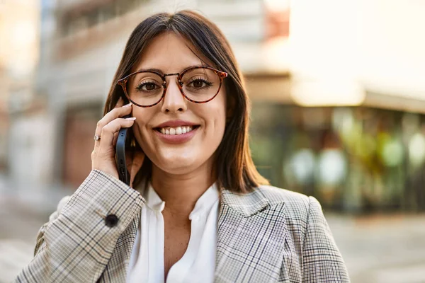 Ung Latinamerikansk Affärskvinna Ler Glad Prata Med Smartphone Staden — Stockfoto