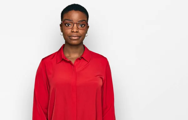 Mladá Afroameričanka Neformálním Oblečení Brýlích Vážným Výrazem Tváři Jednoduchý Přirozený — Stock fotografie