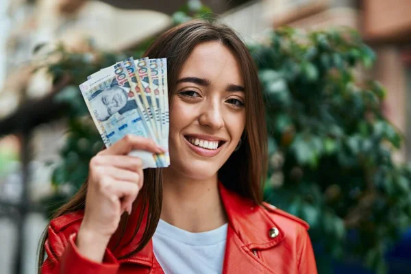 Νεαρή Ισπανίδα Χαμογελαστή Ευτυχισμένη Κρατώντας Χαρτονομίσματα Σολ Περού Στην Πόλη — Φωτογραφία Αρχείου