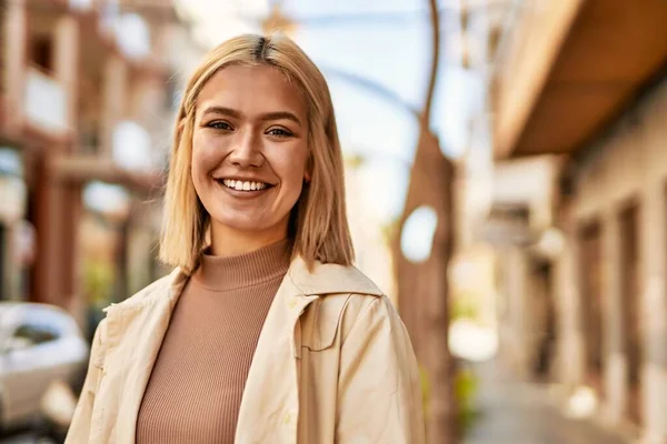 Ung Blond Flicka Ler Lycklig Stående Vid Staden — Stockfoto