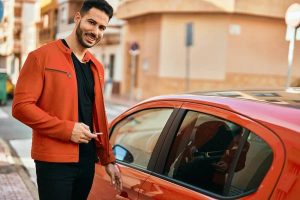 Jonge Spaanse Man Met Sleutel Van Een Nieuwe Auto Stad — Stockfoto