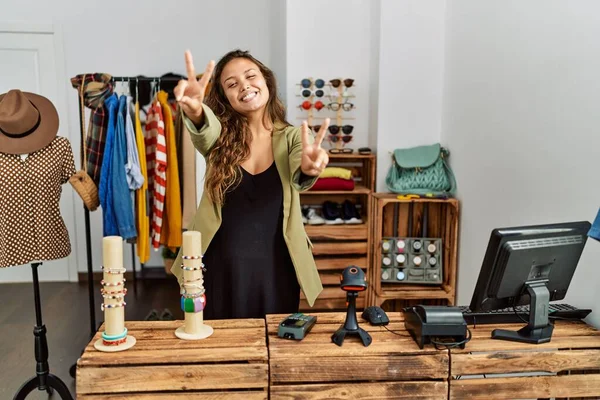Krásná Hispánská Žena Pracující Módním Obchodě Usmívající Kameru Ukazující Prsty — Stock fotografie