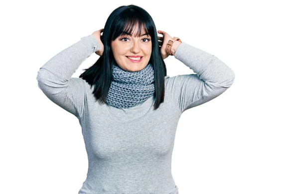 Jovem Hispânico Size Mulher Vestindo Cachecol Inverno Relaxante Alongamento Braços — Fotografia de Stock