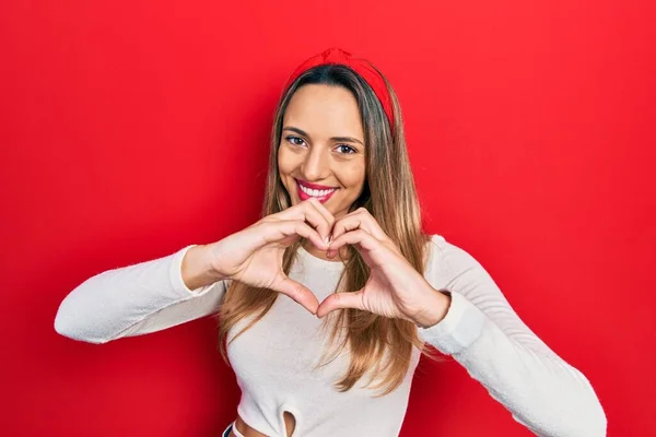 Mooie Latijns Amerikaanse Vrouw Draagt Rode Diadeem Glimlachend Liefde Doen — Stockfoto