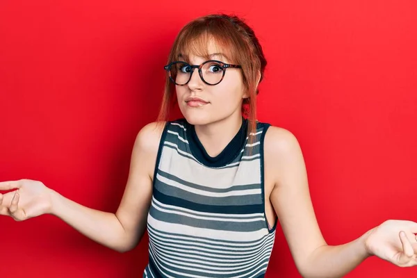 Redhead Ung Kvinna Bär Casual Kläder Och Glasögon Ledsna Och — Stockfoto