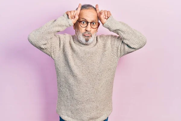 Schöner Älterer Mann Mit Bart Trägt Lässigen Pullover Und Brille — Stockfoto