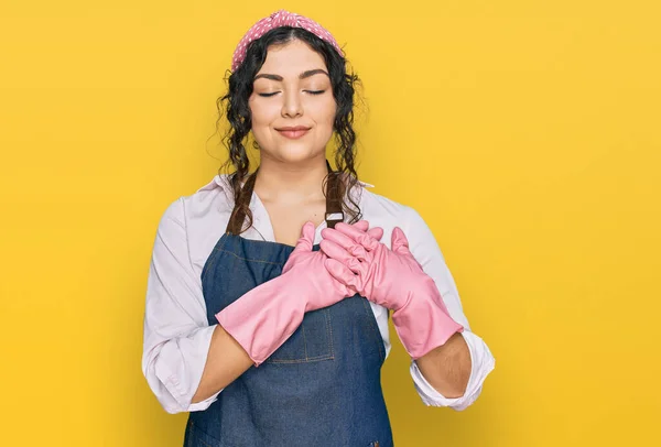 Νεαρό Ισπανόφωνο Κορίτσι Φοράει Καθαρότερη Ποδιά Και Γάντια Χαμογελώντας Χέρια — Φωτογραφία Αρχείου