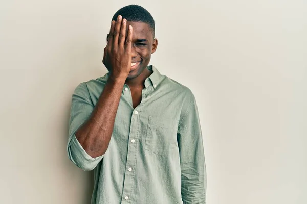 Jovem Afro Americano Vestindo Roupas Casuais Cobrindo Olho Com Mão — Fotografia de Stock