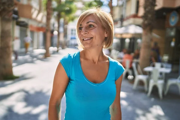 Mulher Bonita Meia Idade Sorrindo Confiante Rua — Fotografia de Stock