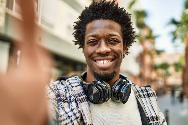 Przystojny Czarny Człowiek Afro Włosy Noszenie Słuchawki Uśmiechając Się Szczęśliwy — Zdjęcie stockowe