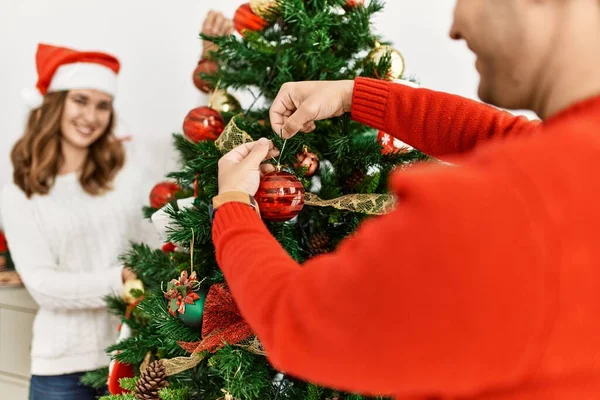 Jovem Casal Hispânico Decorando Árvore Natal Casa — Fotografia de Stock
