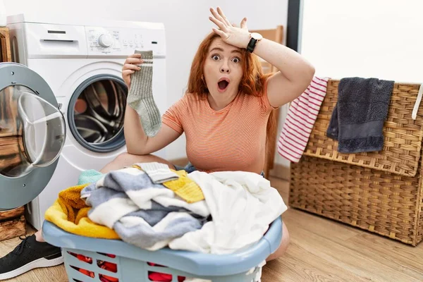若い赤毛の女性の洗濯機に汚れた洗濯機の頭の上に手でミスのために驚いて エラーを覚えて置く 忘れられた悪い記憶の概念 — ストック写真