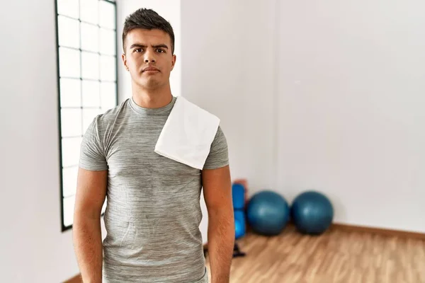 Jeune Homme Hispanique Portant Des Vêtements Sport Une Serviette Salle — Photo