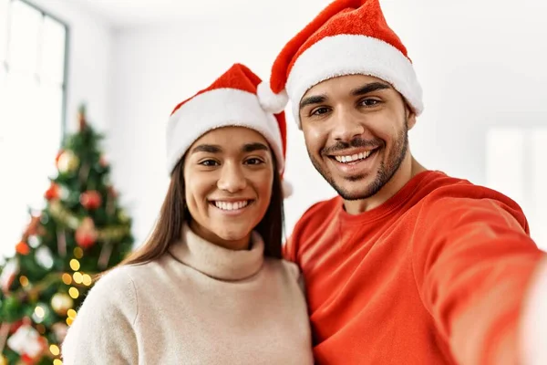 Genç Spanyol Çift Noel Şapkası Takıyor Evdeki Akıllı Telefonun Yanında — Stok fotoğraf