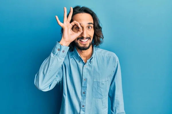 Junger Hispanischer Mann Lässiger Kleidung Tut Geste Mit Lächelnden Händen — Stockfoto