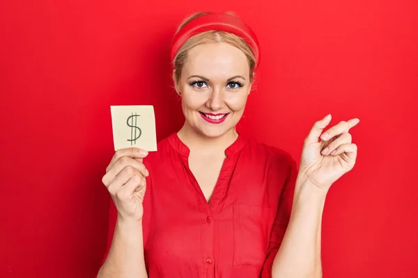 Joven Mujer Rubia Sosteniendo Símbolo Del Dólar Papel Recordatorio Sonriendo — Foto de Stock