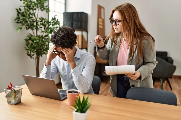 Chefe Negócios Com Raiva Funcionário Estressado Escritório — Fotografia de Stock