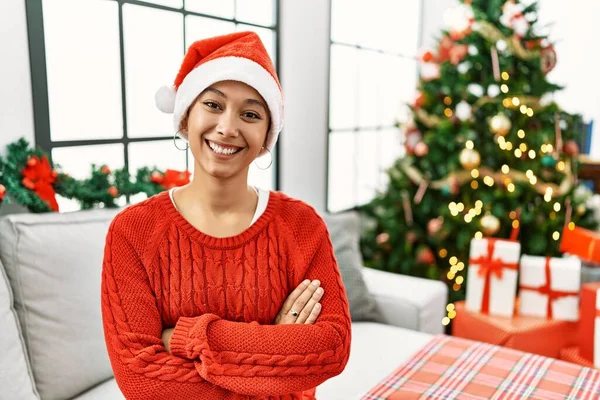 Junge Hispanische Frau Mit Kurzen Haaren Weihnachtsmütze Auf Dem Sofa — Stockfoto