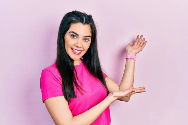 Chica Hispana Joven Con Camiseta Rosa Casual Invitando Entrar Sonriente — Foto de Stock