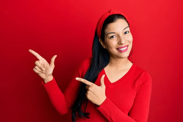 Ung Latinamerikansk Kvinna Klädd Avslappnade Kläder Leende Och Tittar Kameran — Stockfoto