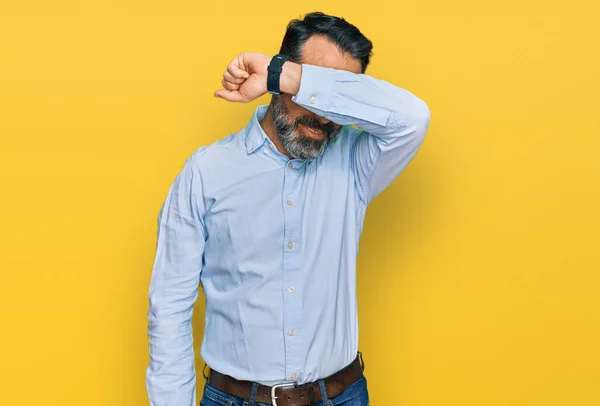 Μεσήλικας Άντρας Γενειάδα Φοράει Επαγγελματική Μπλούζα Που Καλύπτει Μάτια Χέρι — Φωτογραφία Αρχείου