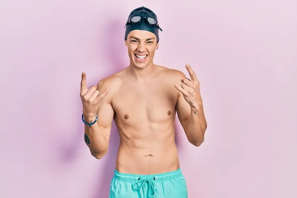 Giovane Uomo Ispanico Indossa Costumi Bagno Occhiali Nuoto Gridando Con — Foto Stock
