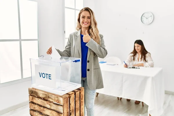 Jovem Loira Votando Colocando Envoltório Urna Sorrindo Feliz Positivo Polegar — Fotografia de Stock