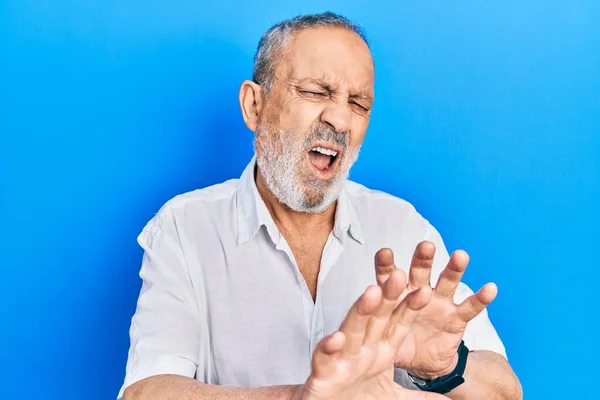 Pohledný Starší Muž Vousy Nedbalé Bílé Košili Znechucený Výraz Nespokojený — Stock fotografie
