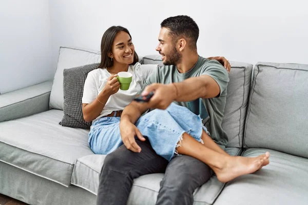 Young Latin Couple Smiling Happy Sitting Sofa Living Room — Stock Photo, Image